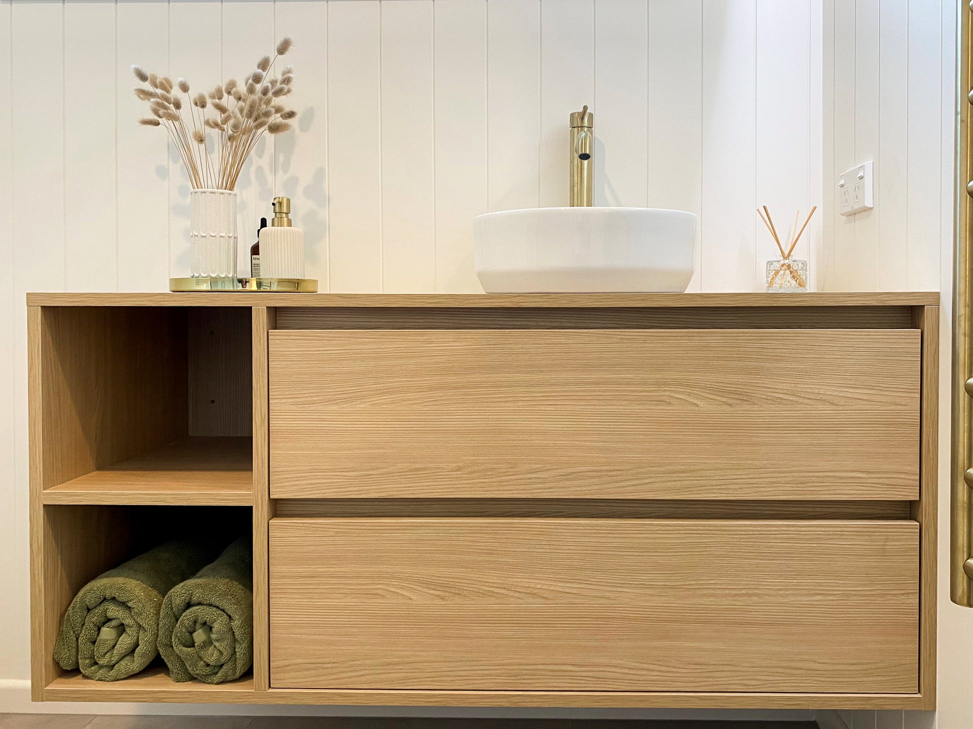 Wall hung vanity in an Oak look, with open shelves