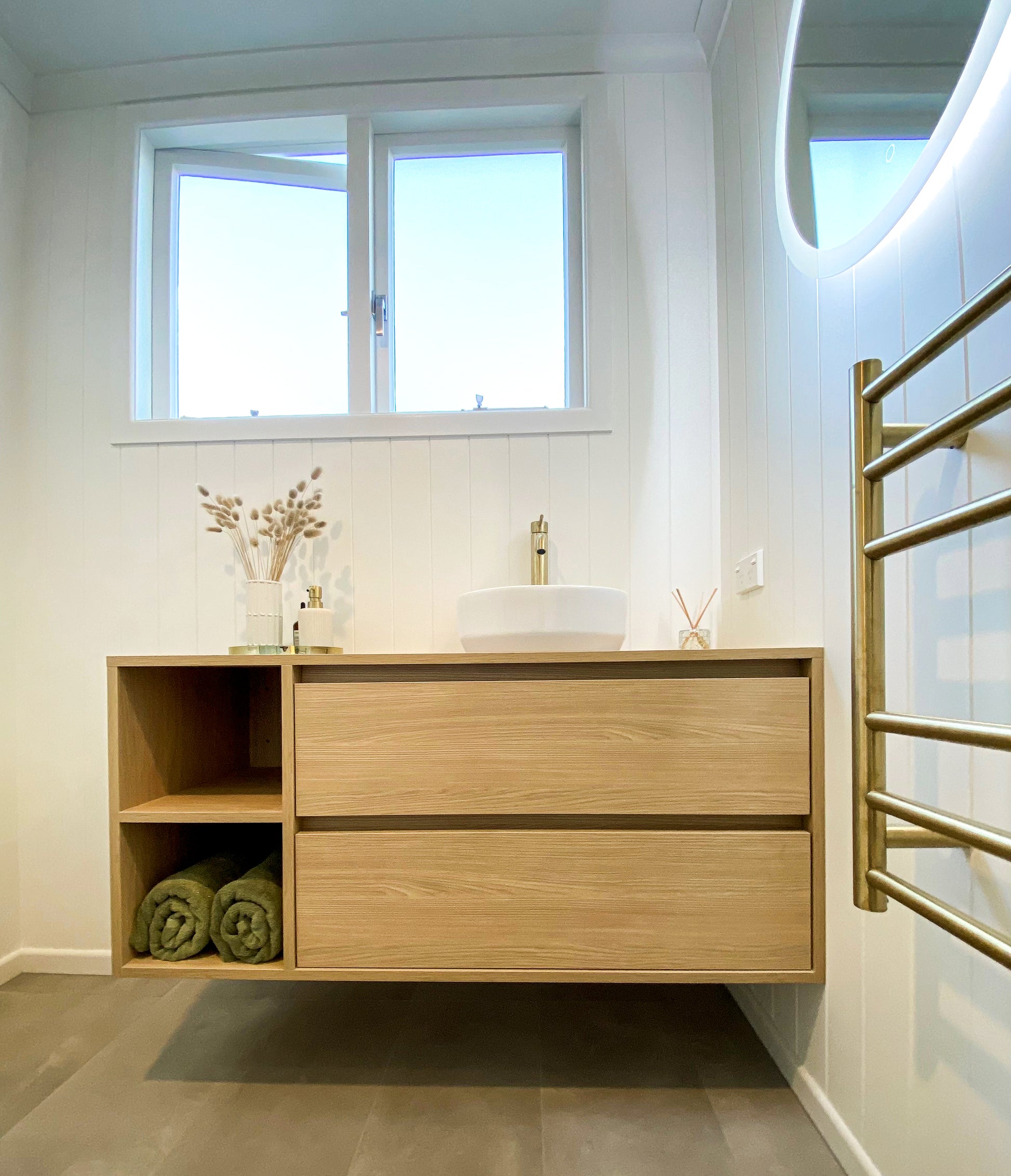 Wall hung vanity in an Oak look, with open shelves